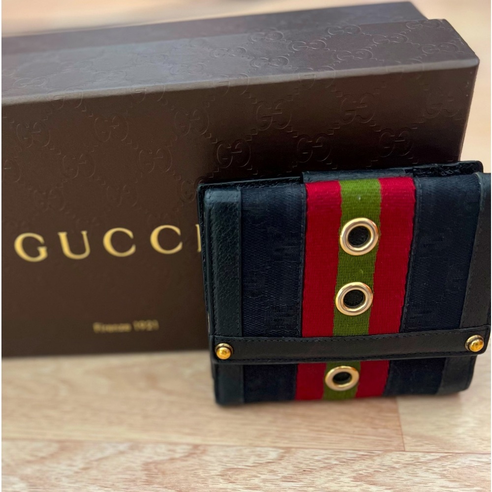 Gucci Vintage monogram withGG logo design Bi-fold wallet in excellent condition